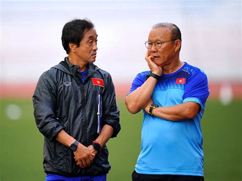 Hlv Park Hang Seo Và Trợ Lý Lee Young Jin Dẫn Dắt 1 đại Gia Vleague