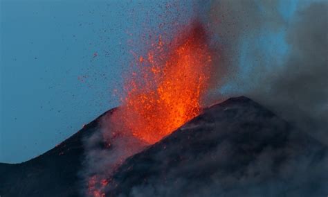 Nuova Fase Esplosiva Sull Etna Lava E Cenere Dal Cratere Di Sud Est