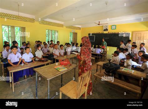 Bangladeshi Primary School Students In Their Classroom Narsingdi