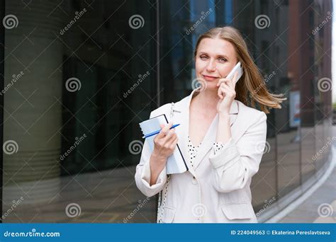 Eine Schöne Blonde Mädchen Hält Ein Smartphone Und Ein Notebook in Den Händen Stockbild Bild