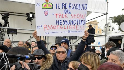 Folla Commossa Al Funerale Dalla Scenografa Al Pubblico Dello Show