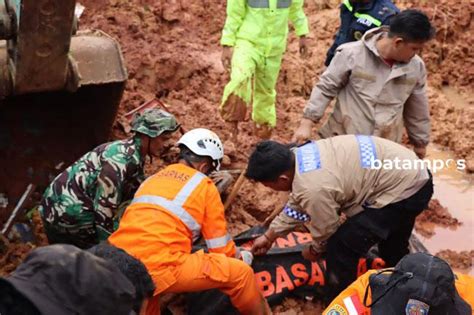 Waktu Pencarian Korban Longsor Di Natuna Diperpanjang Metropolis