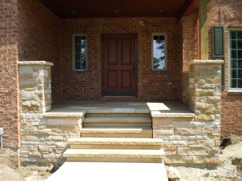 What's the Difference Between a Stoop and a Porch on Your Home? 1