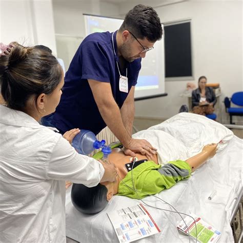 Centro de Educação na Área de Saúde Enfermeiros e médicos recebem