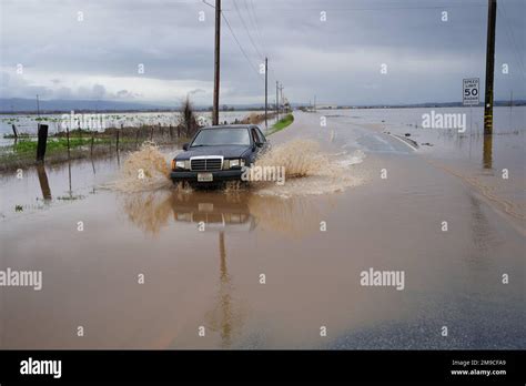 La route a inondé Gilroy et une voiture a roulé dans la zone d