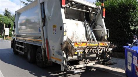 Camion Dei Rifiuti Travolge E Uccide Un Pedone A Genova La Terza