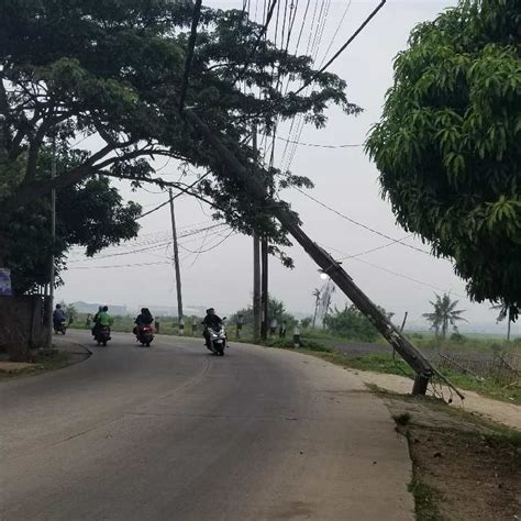 Foto Tiang Listrik Hampir Roboh Di Jalan Kali Baru Lontar Tangerang