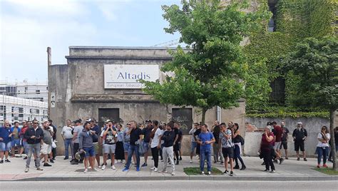 Trabajadores Del Metal Se Concentran Ante El Parlamento Para Pedir Una