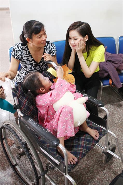 Hot girl Tâm Tít giản dị đi từ thiện