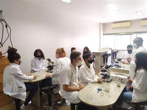 Aula Prática De Biologia No Laboratório De Ciências Colégio Angelorum