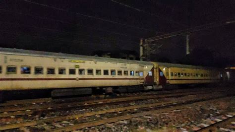 New Alipurduar Sealdah Teesta Torsa Express Passing Belgharia Station