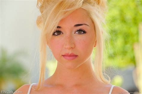 Une bombe blonde se promène nue dans un lieu public Photos Porno Photos XXX Images Sexe