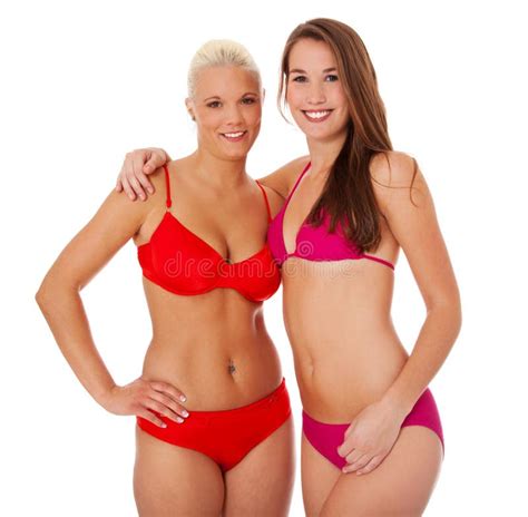 Gruppe Von Drei Jungen Frauen Im Bikini Stockfoto Bild Von Abnutzung Freundschaft