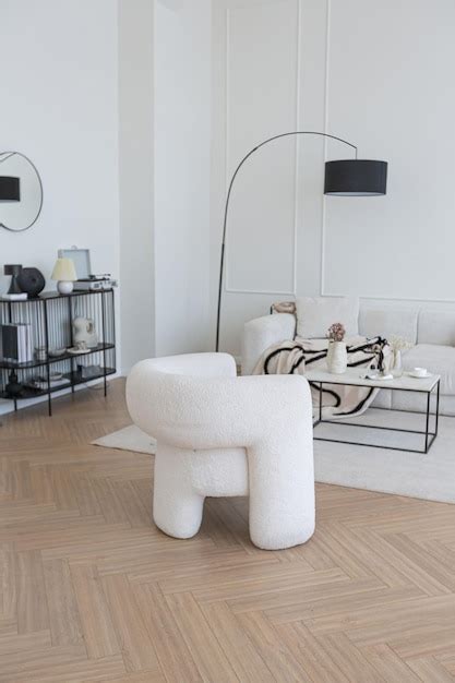 Intérieur super blanc simple propre et élégant avec un mobilier moderne de couleur nude et des