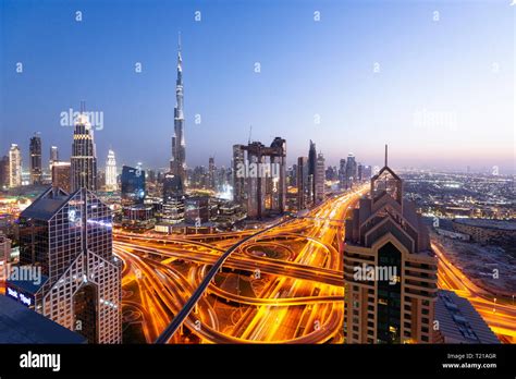 Dubai Sheikh Zayed Road Und Der Burj Khalifa Stockfotografie Alamy