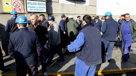 Trabajadores De Eymosa Se Concentran Ante La Puerta De Navantia En