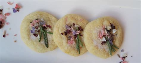Quick And Easy Naked Cake With Edible Flowers The Striped Barn