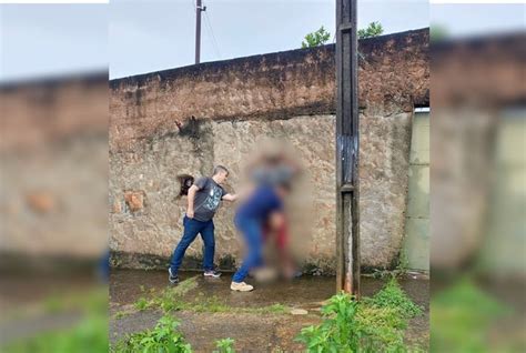 Vídeo jovem de 18 anos é preso após agredir mãe cabo de vassoura