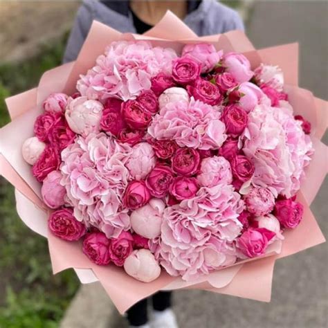 Шикарный букет цветов купить в Киеве – цена, розы, пионы в коробке ...