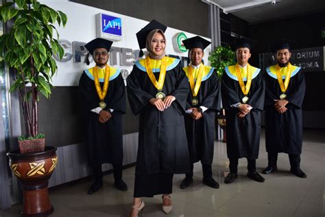 Lulusan Feb Unisma Mengikuti Wisuda Periode Secara Daring