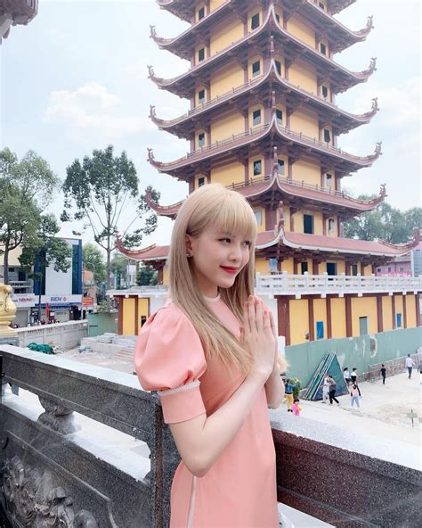 Combo mái bằng tóc duỗi thẳng dự là rất hot năm nay vì được sao Hàn lẫn hot girl Việt lăng xê