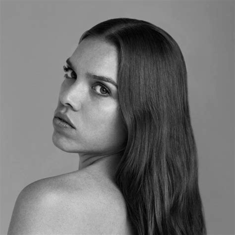 AMNPLIFY PREMIERE ISOBEL GALLOWAY Drops A Silky Soulful New Single Let S Get Naked