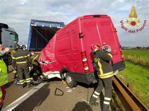 Incidente A Muore A Anni Nel Tamponamento Tra Furgone E Camion