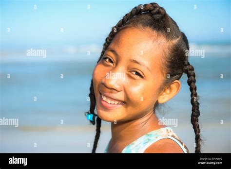 Jeune Fille Malgache 15 16 Ans Sur La Plage Morondava La Province De Toliara Madagascar