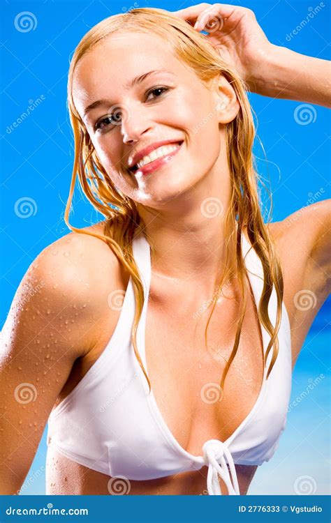 Seksuele Warme Vrouw In Bikini Stock Afbeelding Image Of Oceaan Kaukasisch 2776333