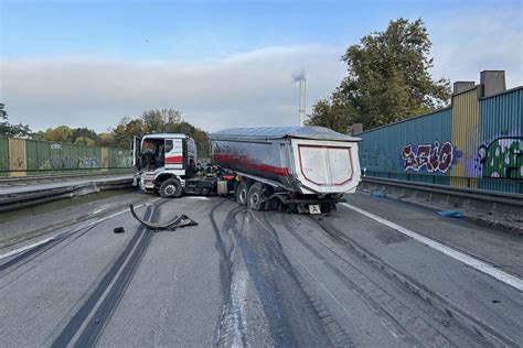 Düsseldorf Langenfeld Lkw Fahrer baut Unfall auf gesperrter A59