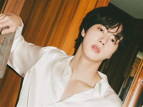 ″jin Is Visual King♥beautiful Visuals″ 방탄소년단 진 조각상 옆 더 눈부신 조각상 몽환적인