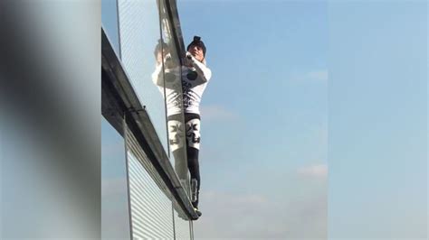 'French Spiderman' arrested after scaling London skyscraper - 6abc ...