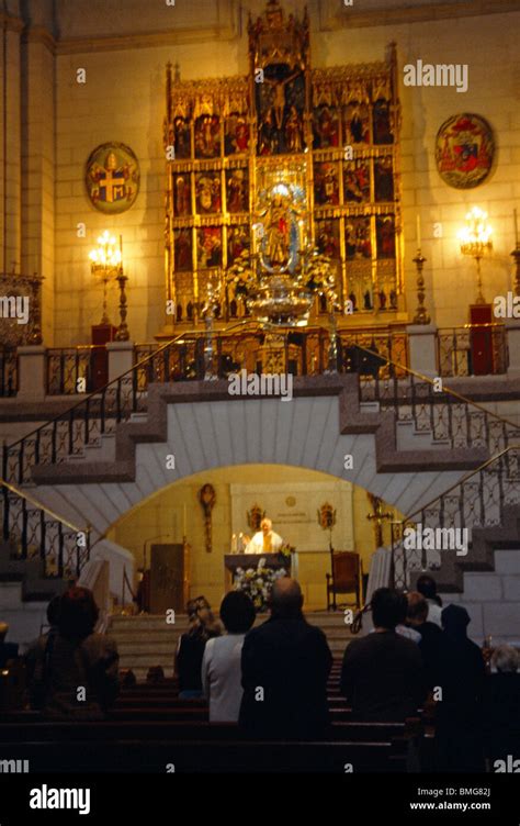 Montpellier Catedral St Pierre Sacerdote En El Altar Durante La Misa