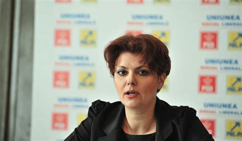 Lia Olguţa Vasilescu şi a montat în birou camere video Să nu se mai