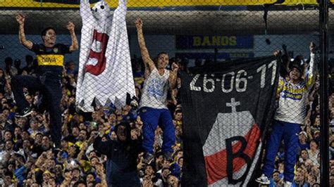 Los Hinchas De Boca Le Recordaron El Descenso A River Con Cargadas Y