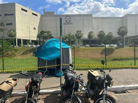 Urgente Flanelinha é executado a tiros em frente ao Rio Poty Shopping