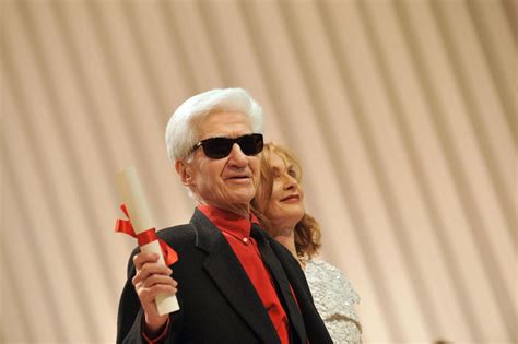 Photo Alain Resnais après avoir reçu le Prix exceptionnel du Jury