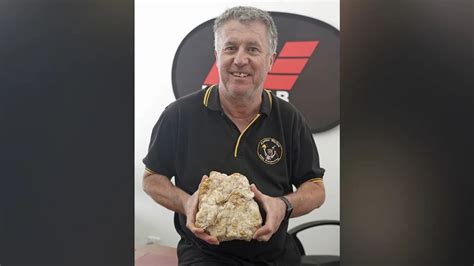 Amateur Gold Digger Finds Huge Nugget Worth 160 000 In Australia