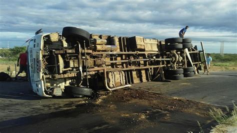 Caminh O Carregado De Ferro Velho Tomba Na Ba Em Juazeiro Blog Do