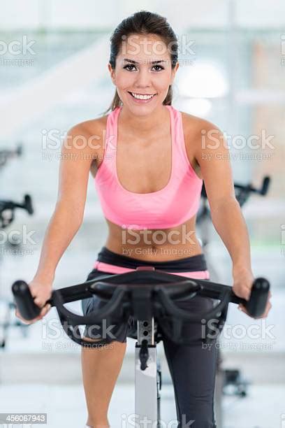 Palestra Donna Facendo Spinning Fotografie Stock E Altre Immagini Di