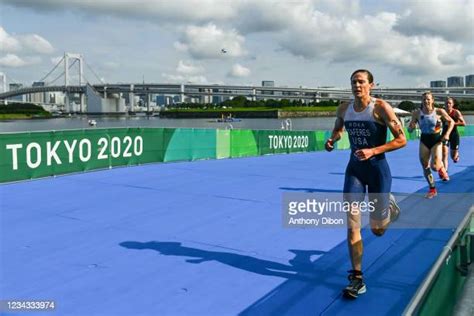 Relay Race Icon Photos And Premium High Res Pictures Getty Images