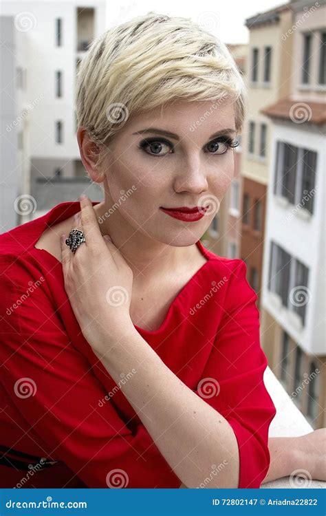 Blonde Sexuelle De Femme Dans La Robe Rouge Renivellement De Mode Image stock Image du élégant