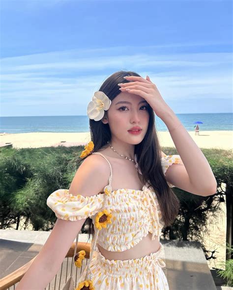 Bạn gái HIEUTHUHAI mặc bikini bỏng mắt bị kiểm soát hình ảnh sexy