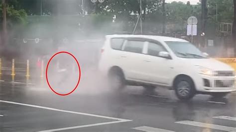 雨炸高雄！人孔蓋突冒煙噴飛 砸中汽車底盤 東森最即時最快速新聞