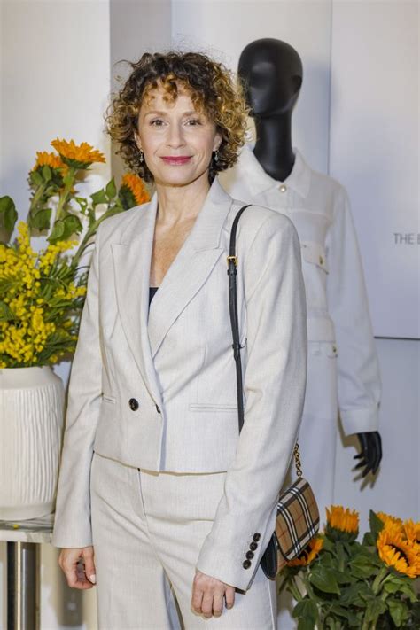 Monika Mrozowska Pozuje W Bikini Nad Brzegiem Jeziora Prezentuj C Ob Dn Form Po Urodzeniu