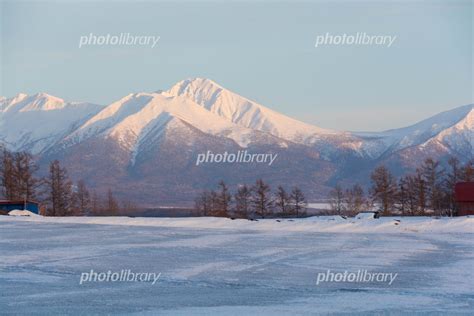 融雪剤が撒かれた雪の畑と夕暮れの山並み 十勝岳連峰 写真素材 5845542 フォトライブラリー Photolibrary