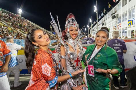 Darlin Ferrattry Brilha Como Rainha De Bateria Da Imp Rio Serrano No Rio