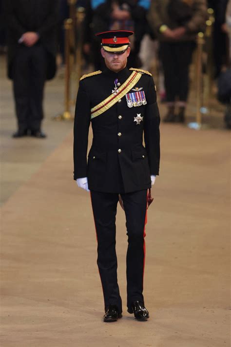 Con uniforme militar pero sin las iniciales ER de la reina la última