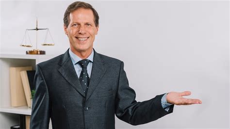 Portrait D un Homme D affaires Mature Souriant Présentant Photo Gratuite