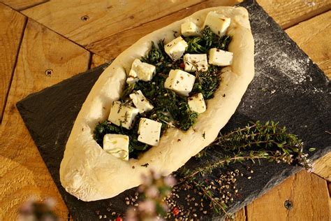 Vegetarische Pide Schiffchen mit Spinat und Feta Füllung